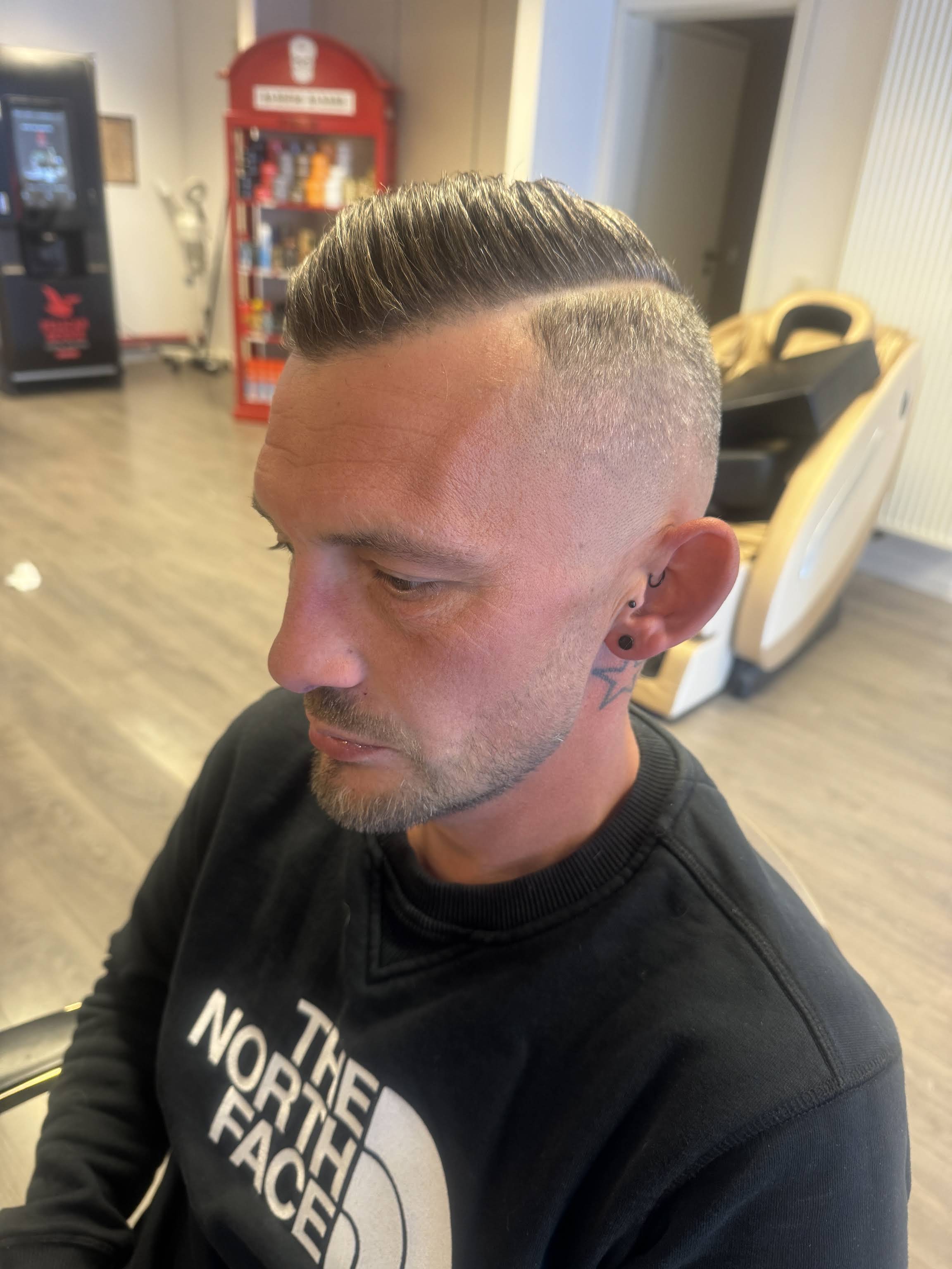 Een strak afgewerkte herensnit bij BarberShop Stekene